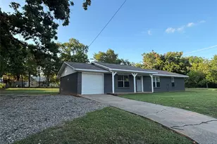 423 E 5th St, Bonham, TX 75418 - Photo 2