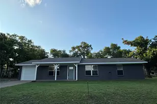 423 E 5th St, Bonham, TX 75418 - Photo 1