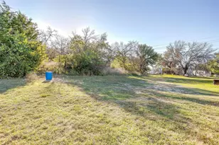 1907 Live Oak Cir, Azle, TX 76020 - Photo 4