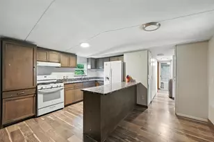 525 Surrey Ln, Burleson, TX 76028 - Photo 4