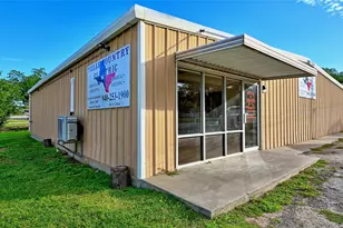 206 N Matthews St, Bowie, TX 76230 - Photo 1