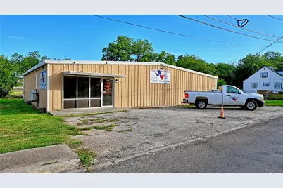 206 N Matthews Street, Bowie, TX 76230 - Photo 2