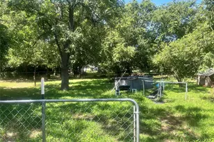 412/410 Small St, Bowie, TX 76230 - Photo 16