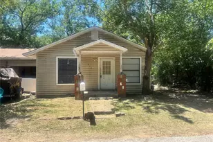 412/410 Small St, Bowie, TX 76230 - Photo 2