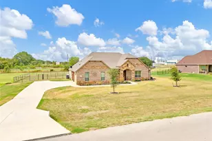 217 Maverick Ct, Granbury, TX 76049 - Photo 4