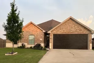 1610 Summercrest Dr, Cleburne, TX 76033 - Photo 2