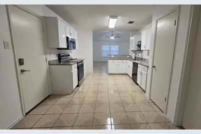 808 Wilmor Court, Arlington, TX 76018 - Photo 10