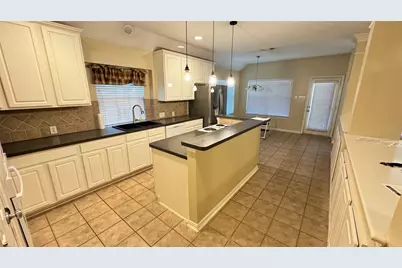 6705 Marie Weldon Court, Arlington, TX 76001 - Photo 12