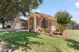 1117 SW Hillside Dr, Burleson, TX 76028 - Photo 2