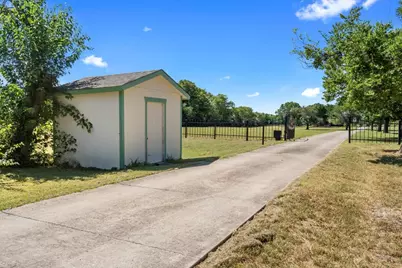 705 W Saunders, Trenton, TX 75490 - Photo 14