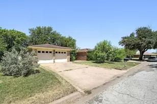 2242 Shere Lynne Dr, Abilene, TX 79606 - Photo 2
