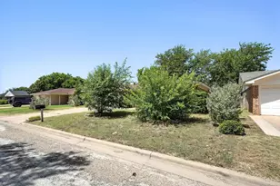 2242 Shere Lynne Dr, Abilene, TX 79606 - Photo 4