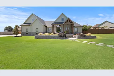 1611 N Mason Street, Bowie, TX 76230 - Photo 1