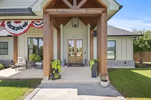 1611 N Mason St, Bowie, TX 76230 - Photo 2