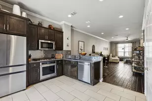 722 E 1st St, Fort Worth, TX 76102 - Photo 2