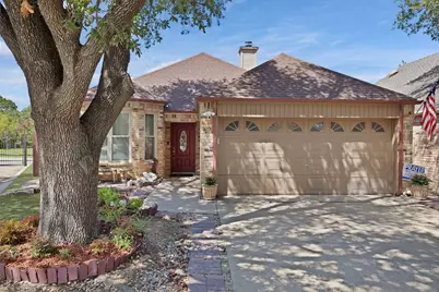 320 Fairhavens Drive, Grand Prairie, TX 75050 - Photo 2