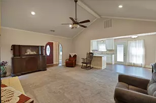 320 Fairhavens Dr, Grand Prairie, TX 75050 - Photo 6