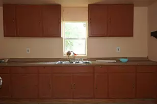 304 E Brazos St, Groesbeck, TX 76642 - Photo 4