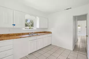 302 S Wood St, Cleburne, TX 76033 - Photo 8