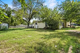 604 S Santa Fe St, Wolfe City, TX 75496 - Photo 4