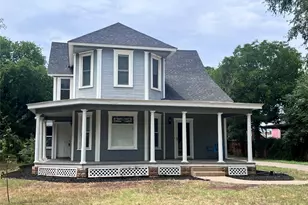 704 Cherry St, Graham, TX 76450 - Photo 2