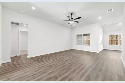 1102 Holly Street, Cleburne, TX 76033 - Photo 4