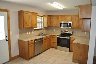 515 E Liberty St, Pilot Point, TX 76258 - Photo 2