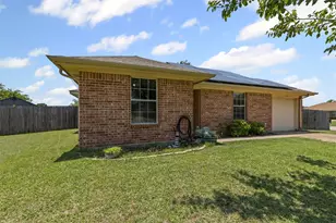 1107 Lynnwood Ct, Cleburne, TX 76033 - Photo 2