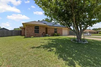 1107 Lynnwood Court, Cleburne, TX 76033 - Photo 4