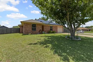 1107 Lynnwood Ct, Cleburne, TX 76033 - Photo 4
