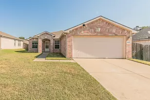 8025 Hidden Oaks Dr, Fort Worth, TX 76120 - Photo 2