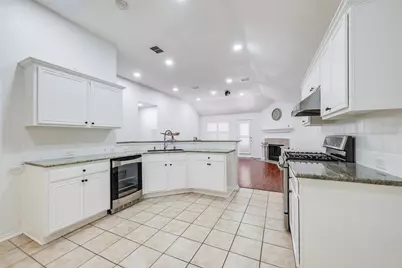 939 Wood Brook Drive, Grand Prairie, TX 75052 - Photo 4