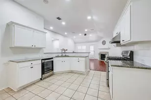 939 Wood Brook Dr, Grand Prairie, TX 75052 - Photo 4