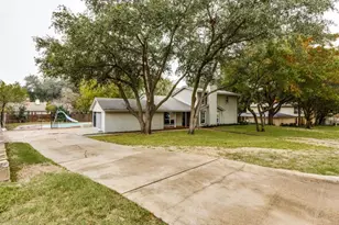 28 Mont Del Dr, Benbrook, TX 76132 - Photo 2