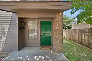 2415 Sanguinet St, Fort Worth, TX 76107 - Photo 4
