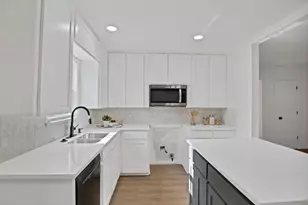 552 Norwood Dr, Hurst, TX 76053 - Photo 2