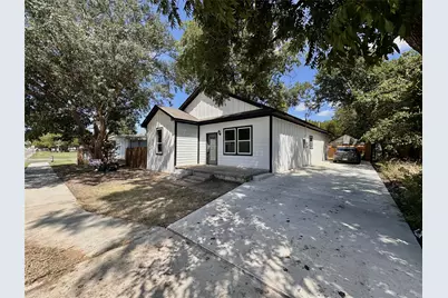 1007 E Broadway Street, Gainesville, TX 76240 - Photo 2