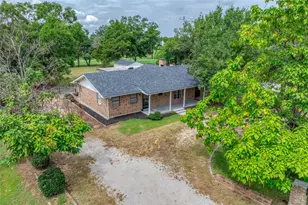 300 Navajo Trail, Gainesville, TX 76240 - Photo 2