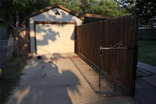 941 SW 4th St, Grand Prairie, TX 75051 - Photo 4