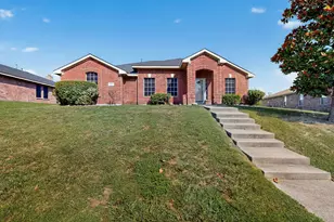 2039 Pecan Creek Dr, Mesquite, TX 75181 - Photo 2