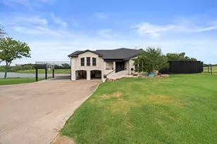 2402 Country Club Rd, Ennis, TX 75119 - Photo 2