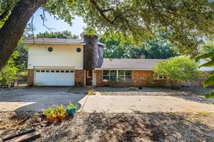 2405 Meadow Ln, Grand Prairie, TX 75050 - Photo 6