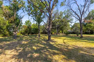 2405 Meadow Ln, Grand Prairie, TX 75050 - Photo 40