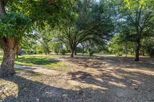 2405 Meadow Ln, Grand Prairie, TX 75050 - Photo 36