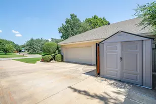 1327 Hemphill Dr, Cleburne, TX 76033 - Photo 4