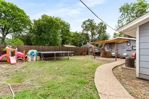 230 W Jerden Ln, Dallas, TX 75208 - Photo 24