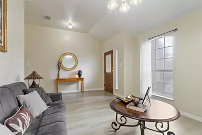 2779 Sunvalley Drive, Grand Prairie, TX 75052 - Photo 6