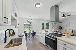 805 W Embercrest Dr, Arlington, TX 76017 - Photo 14