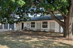 7605 Fox River Ct, Fort Worth, TX 76120 - Photo 4