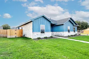 1412 Mason St, Bowie, TX 76230 - Photo 22